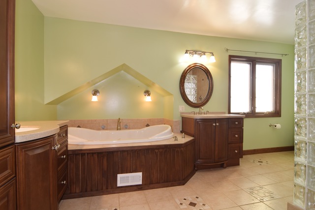 215 Buckingham Dr, Bartlett, IL 60103 photo 8