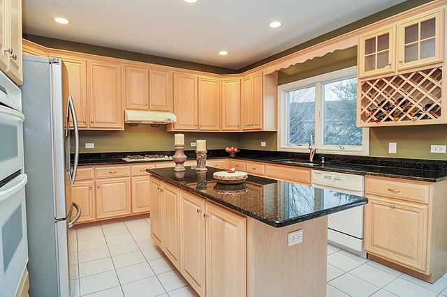 905 Windmere Ct, Darien, IL 60561 photo 9