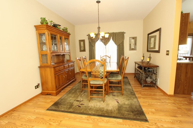 200 Moorehead Dr, Bartlett, IL 60103 photo 4