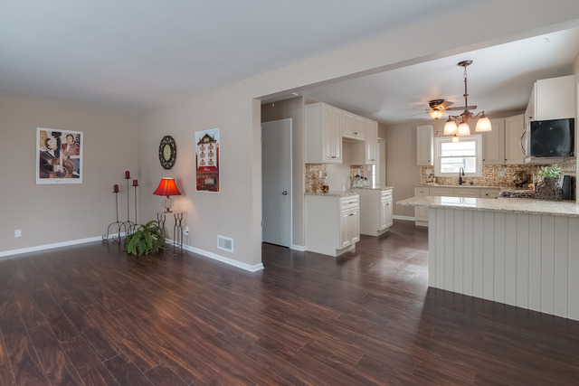 573 E 4th St, Lockport, IL 60441 photo 5
