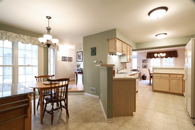 9075 Jacqueline Dr, Des Plaines, IL 60016 photo 6