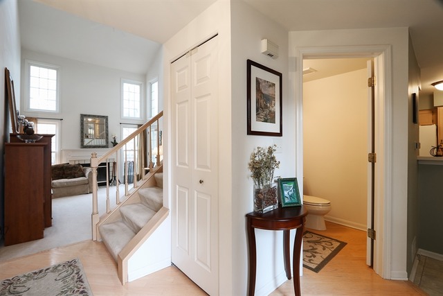 9075 Jacqueline Dr, Des Plaines, IL 60016 photo 2