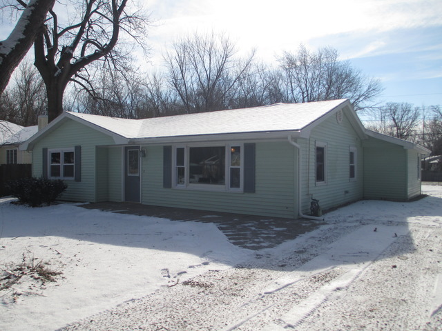 331 Sumac St, Wilmington, IL 60481 photo 2