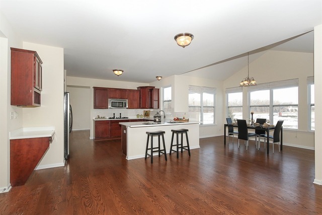 216 Primrose Ln, Bartlett, IL 60103 photo 3