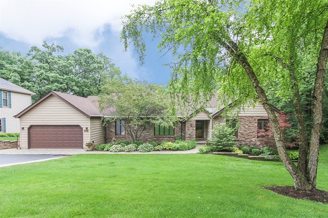 655 Oakview Dr, Algonquin, IL 60102 photo 2
