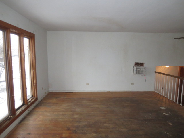 1101 Palm Dr, Wheeling, IL 60090 photo 3