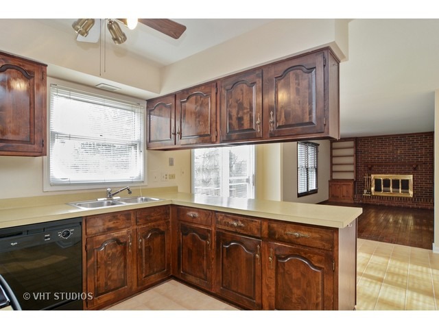 3915 Bordeaux Dr, Hoffman Estates, IL 60192 photo 4