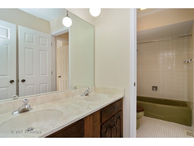 3915 Bordeaux Dr, Hoffman Estates, IL 60192 photo 19