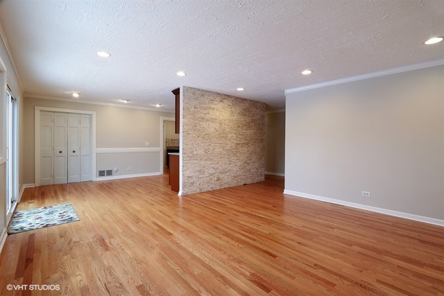 640 Frederick Ln, Hoffman Estates, IL 60169 photo 3