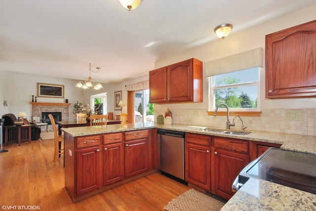2508 Crestview Dr, Aurora, IL 60502 photo 2