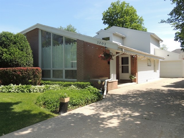 3203 Hill Ln, Wilmette, IL 60091 photo 1