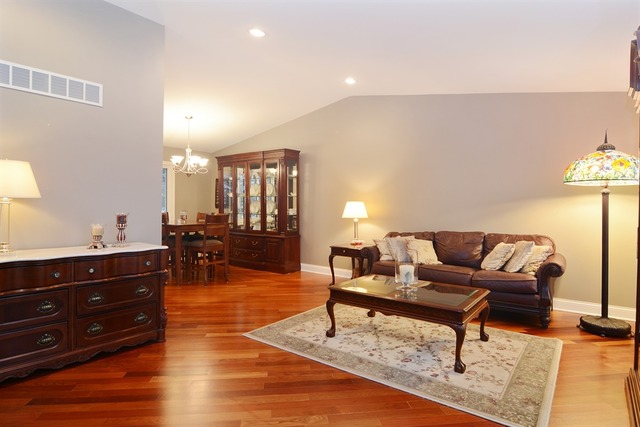 4285 Eisenhower Cir, Hoffman Estates, IL 60192 photo 3