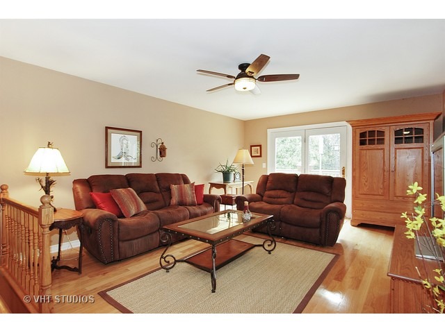 1303 Cardinal Dr, Algonquin, IL 60102 photo 2