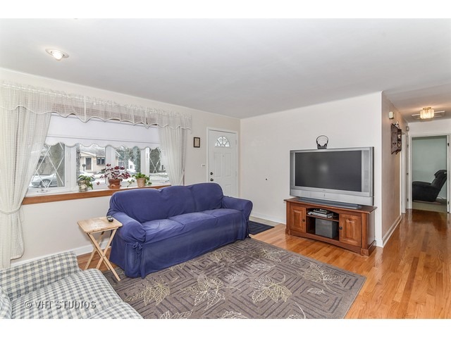 184 Fletcher Dr, Wheeling, IL 60090 photo 2