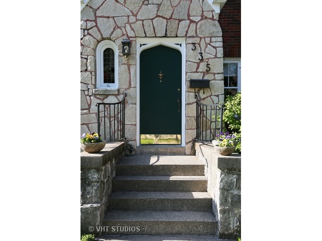 335 W Oak Ave, Wheaton, IL 60187 photo 2
