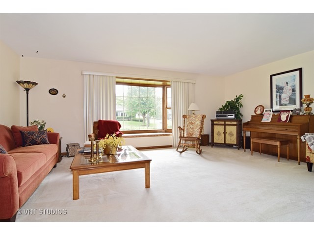 876 Middleton Ln, Bartlett, IL 60103 photo 3