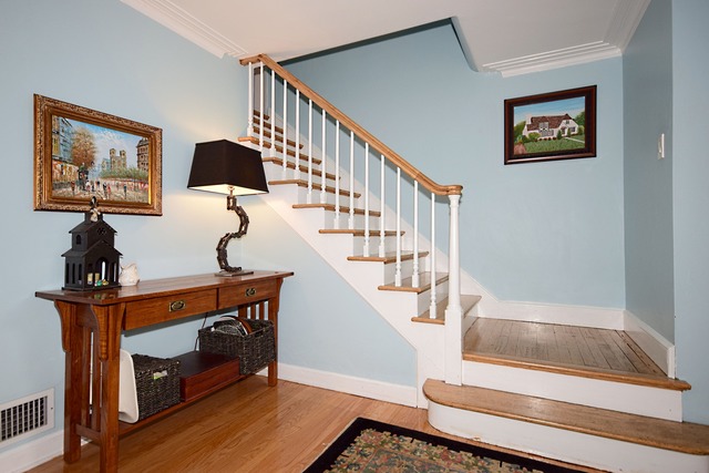576 E Parkway Rd, Riverside, IL 60546 photo 2