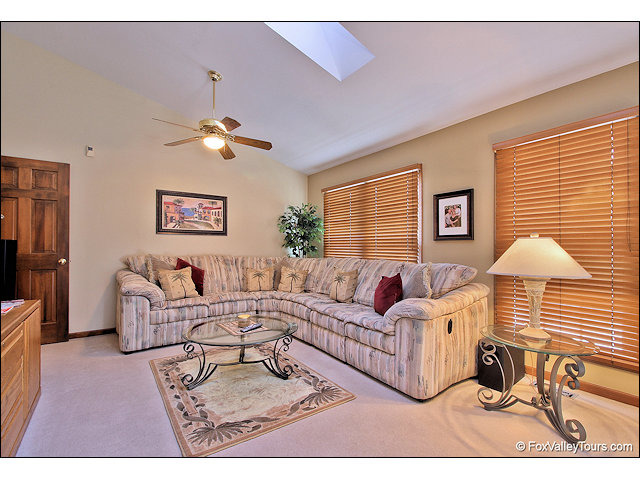 1270 Cobblers Xing, Elgin, IL 60120 photo 9