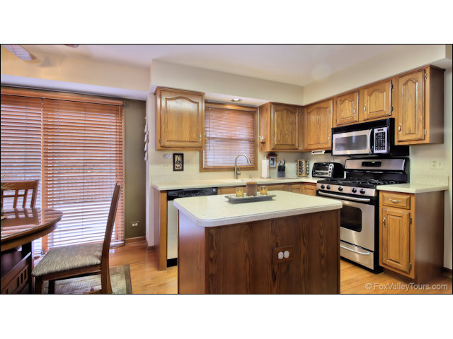 1270 Cobblers Xing, Elgin, IL 60120 photo 13