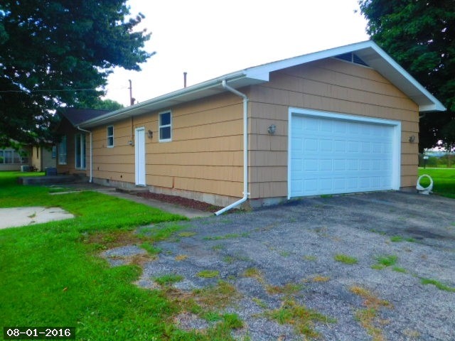 413 E Union St, Seneca, IL 61360 photo 3