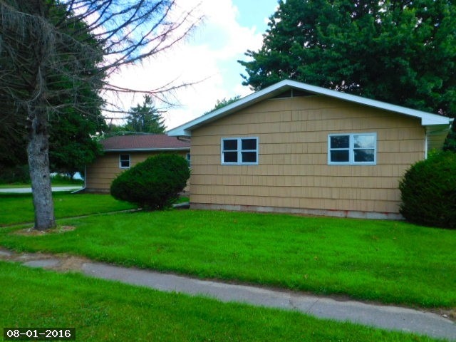 413 E Union St, Seneca, IL 61360 photo 2
