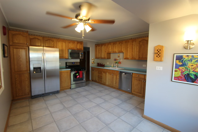 2608 Kirchoff Rd, Rolling Meadows, IL 60008 photo 2
