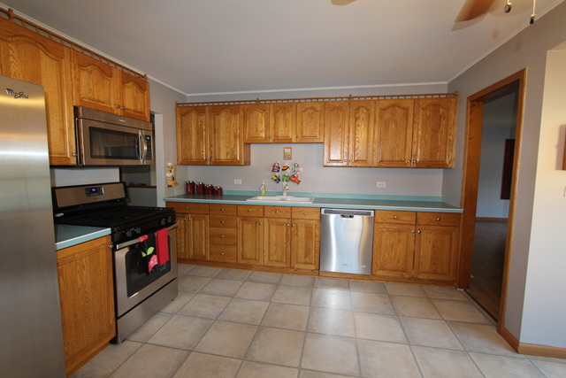 2608 Kirchoff Rd, Rolling Meadows, IL 60008 photo 3