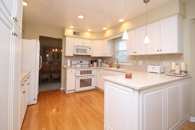2072 Gladstone Dr, Wheaton, IL 60189 photo 9