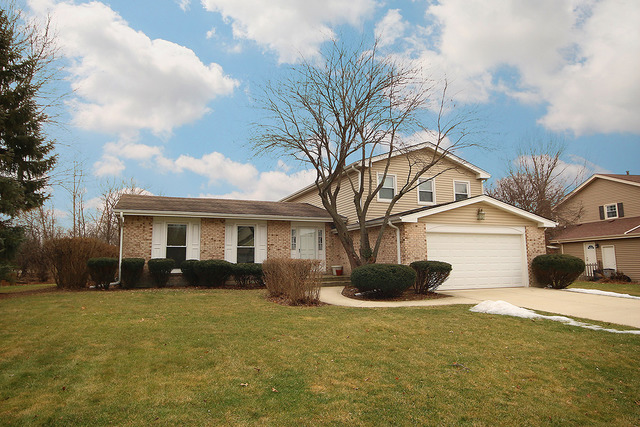2072 Gladstone Dr, Wheaton, IL 60189 photo 1
