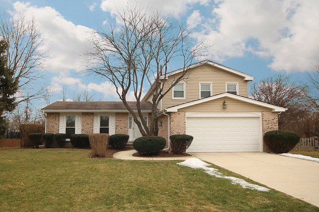 2072 Gladstone Dr, Wheaton, IL 60189 photo 2