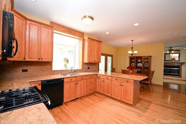 9703 Fox Bluff Ln, Spring Grove, IL 60081 photo 4
