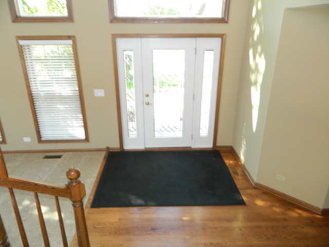 5285 Landers Dr, Hoffman Estates, IL 60192 photo 2