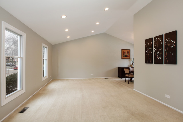 135 Exeter Ct, Roselle, IL 60172 photo 2