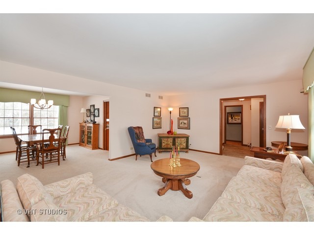 1424 S Main St, Wheaton, IL 60189 photo 2