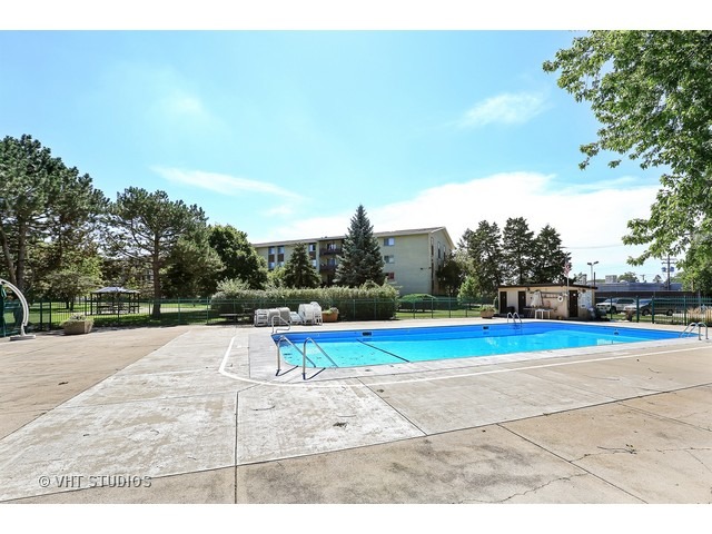  640 Murray Ln #303, Des Plaines, IL 60016 photo 10