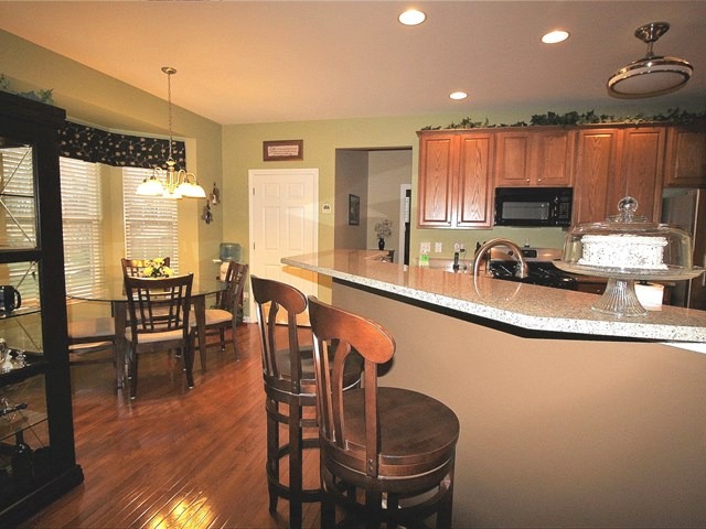 1035 Riviera Dr, Elgin, IL 60124 photo 9
