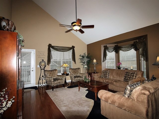 1035 Riviera Dr, Elgin, IL 60124 photo 3