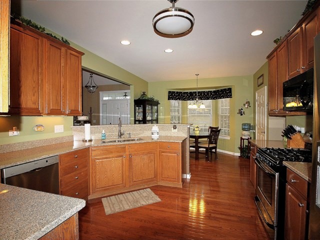 1035 Riviera Dr, Elgin, IL 60124 photo 8