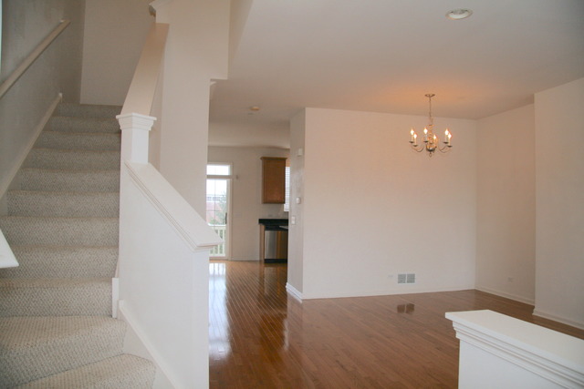 310 Broadmoor Ln, Bartlett, IL 60103 photo 3