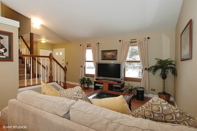 152 Longford Dr, Elgin, IL 60120 photo 2