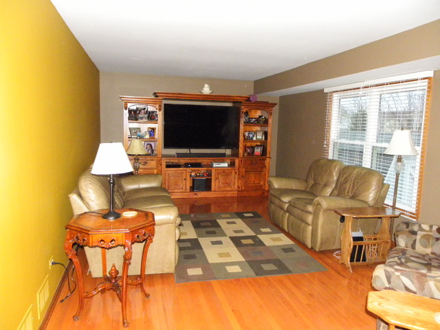 634 Stuart Dr, Carol Stream, IL 60188 photo 4
