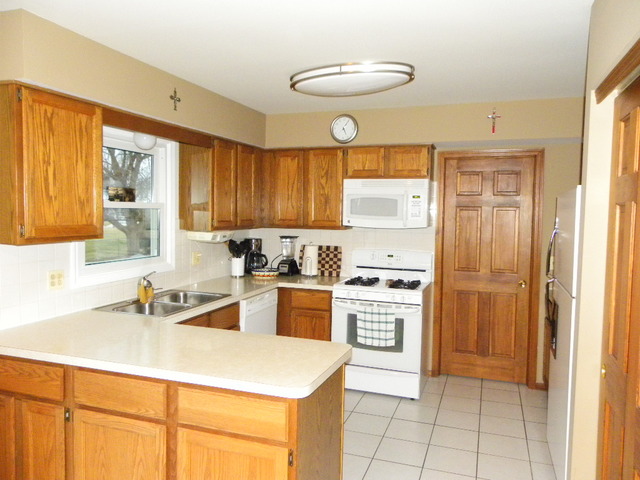 634 Stuart Dr, Carol Stream, IL 60188 photo 3