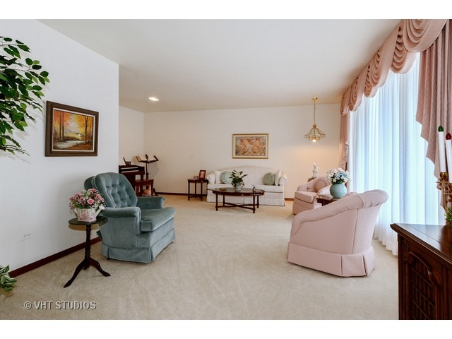 325 E Willow St, Elburn, IL 60119 photo 3