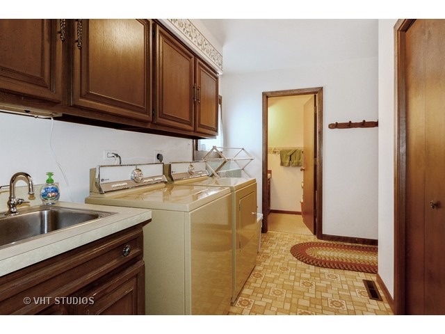 325 E Willow St, Elburn, IL 60119 photo 9