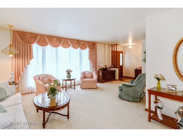 325 E Willow St, Elburn, IL 60119 photo 2