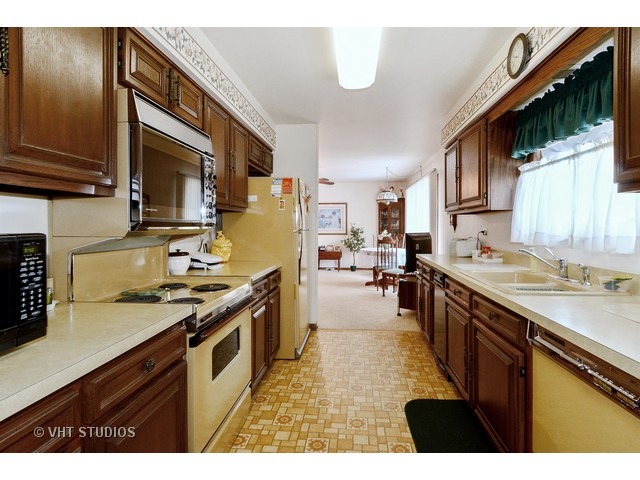 325 E Willow St, Elburn, IL 60119 photo 4