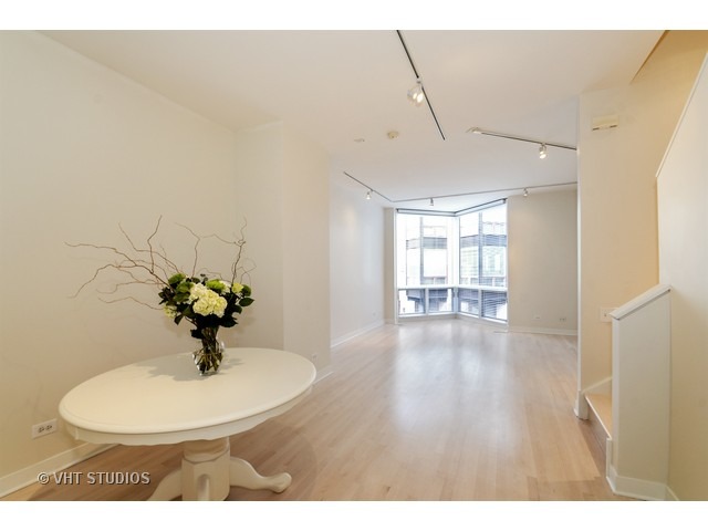 1235 W Cottage Pl, Chicago, IL 60607 photo 4