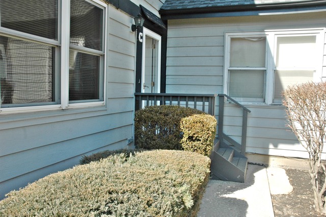 1880 Carnation Ct #C, Aurora, IL 60506 photo 2