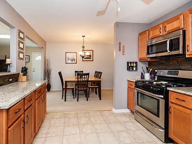 555 Bode Rd, Hoffman Estates, IL 60169 photo 6