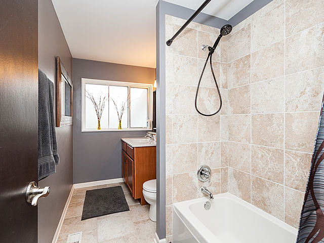 555 Bode Rd, Hoffman Estates, IL 60169 photo 14